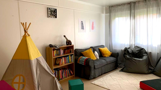 Ein Kinderspielzimmer mit einem Zelt.