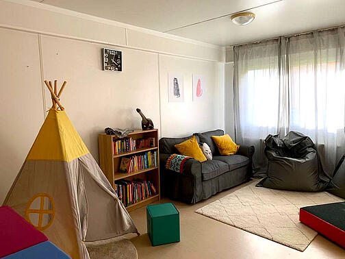 Ein Kinderspielzimmer mit einem Zelt.