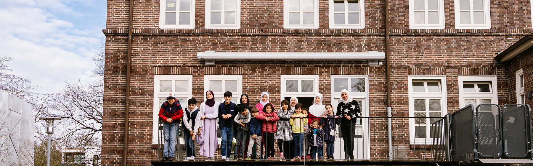 Familien vor dem Haus Elfsaal