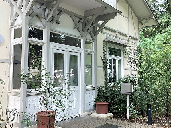 Blick auf die Eingangstür der Fett'schen Villa. 