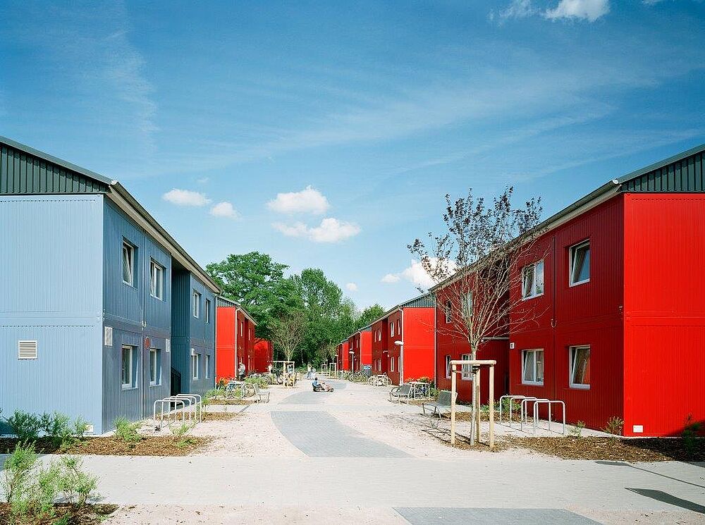 Blick auf die roten und blauen Modulhäuser