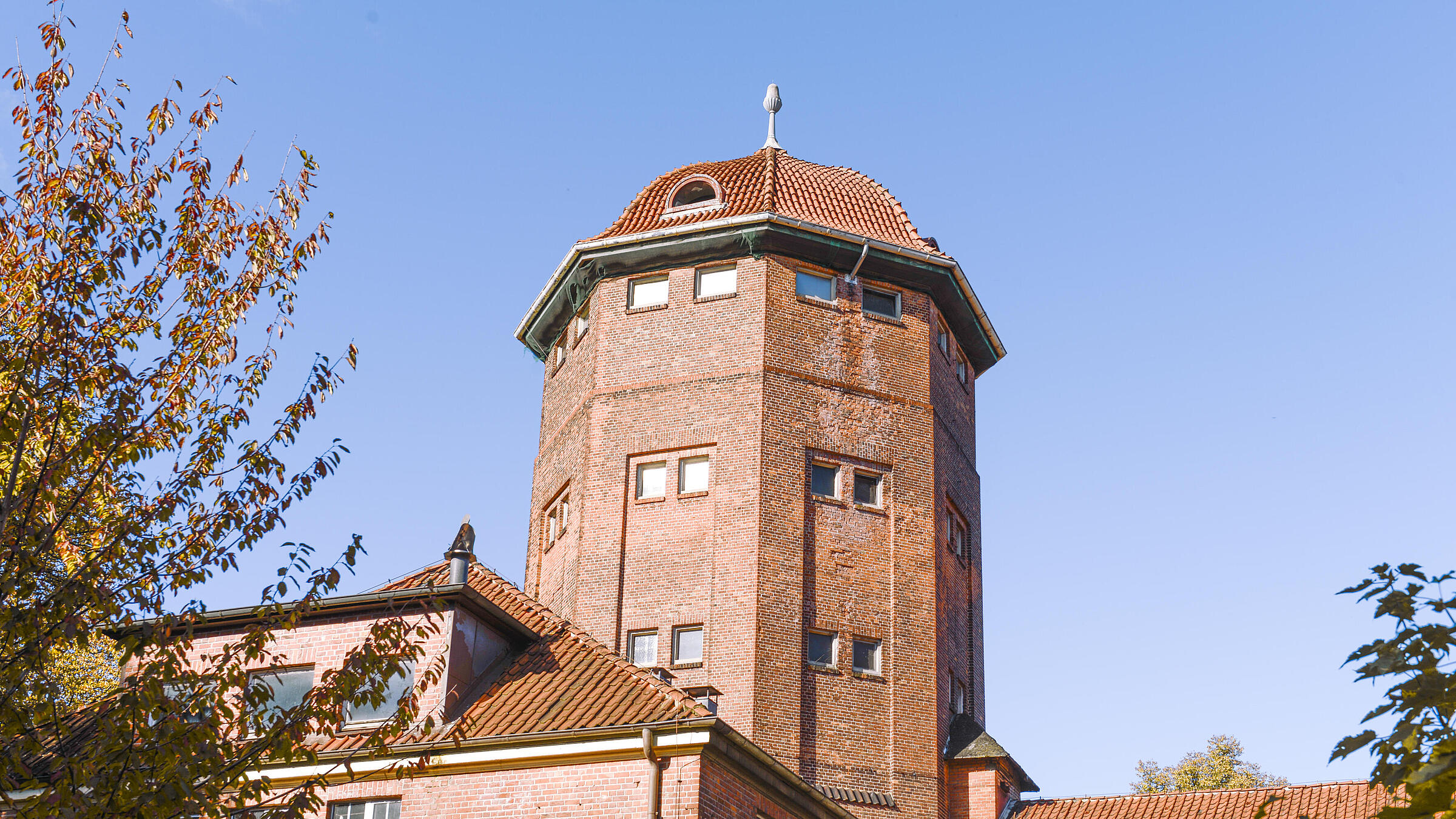 Man sieht den historischen Wasserturm.