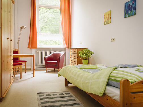 Ein Zimmer mit gelben Vorhängen
