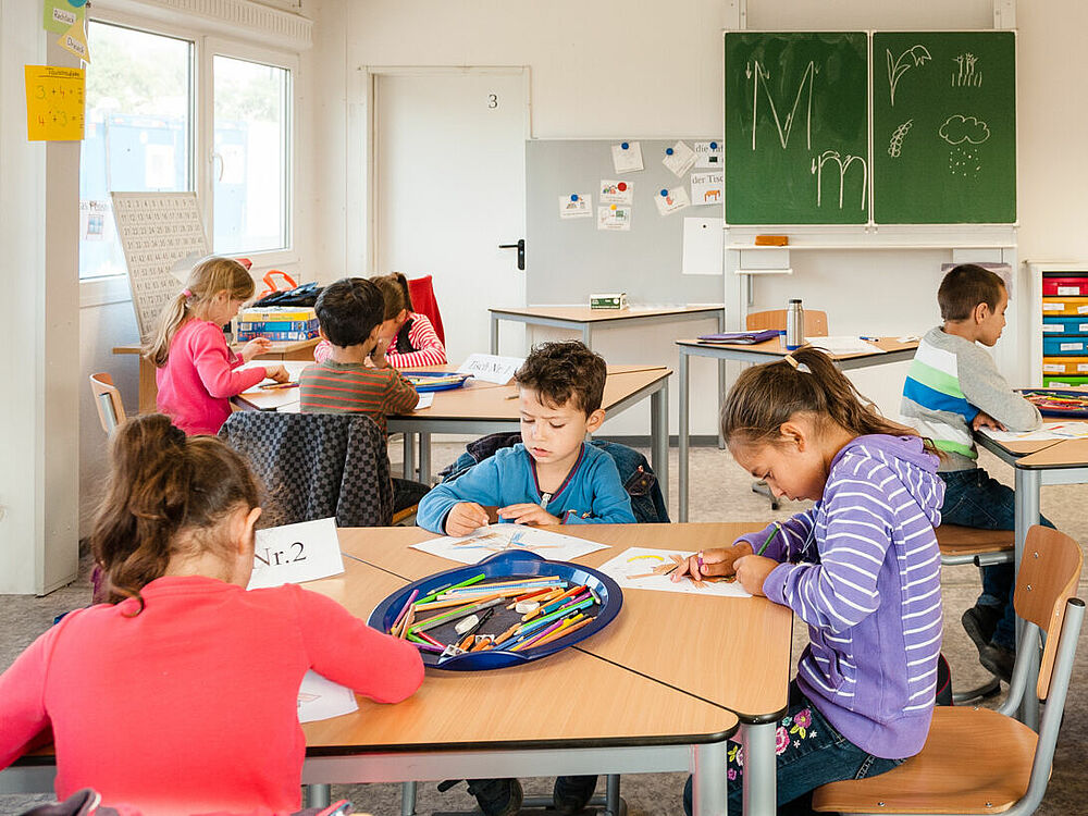 Kinder lernen in Schulraum
