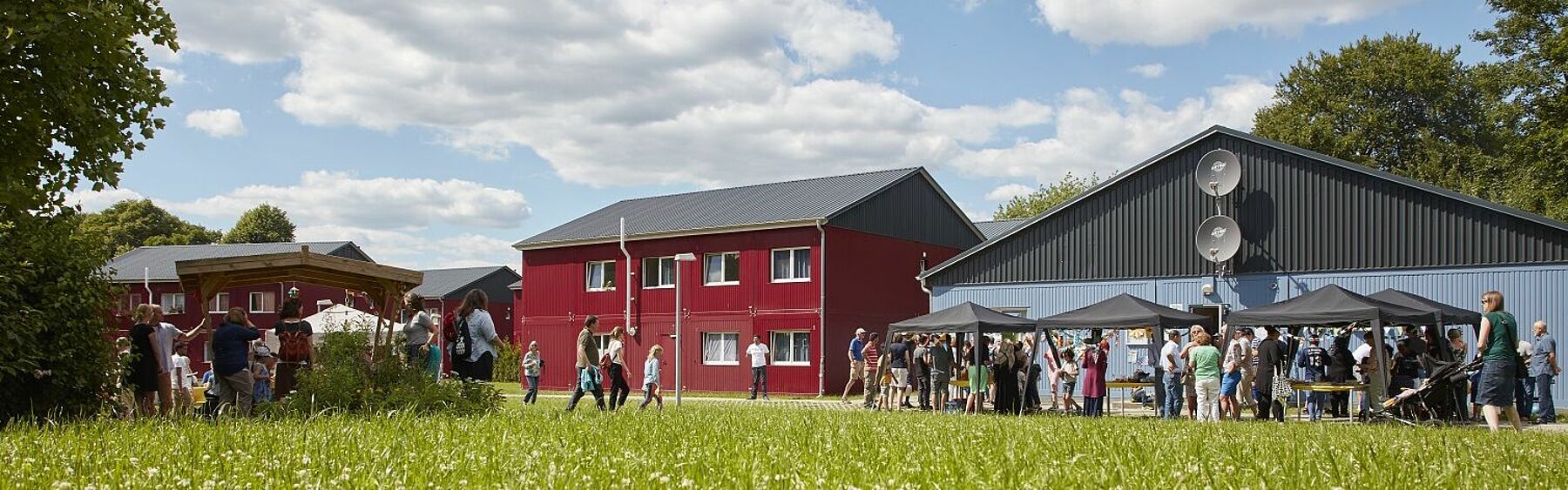 Sommerfest vor Wohnunterkunft