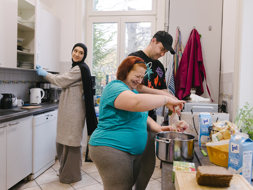 Eine Mitarbeiterin von F&W kocht mit Bewohner:innen 