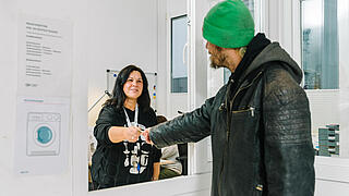 Ein Mann und eine Frau sprechen am Empfang