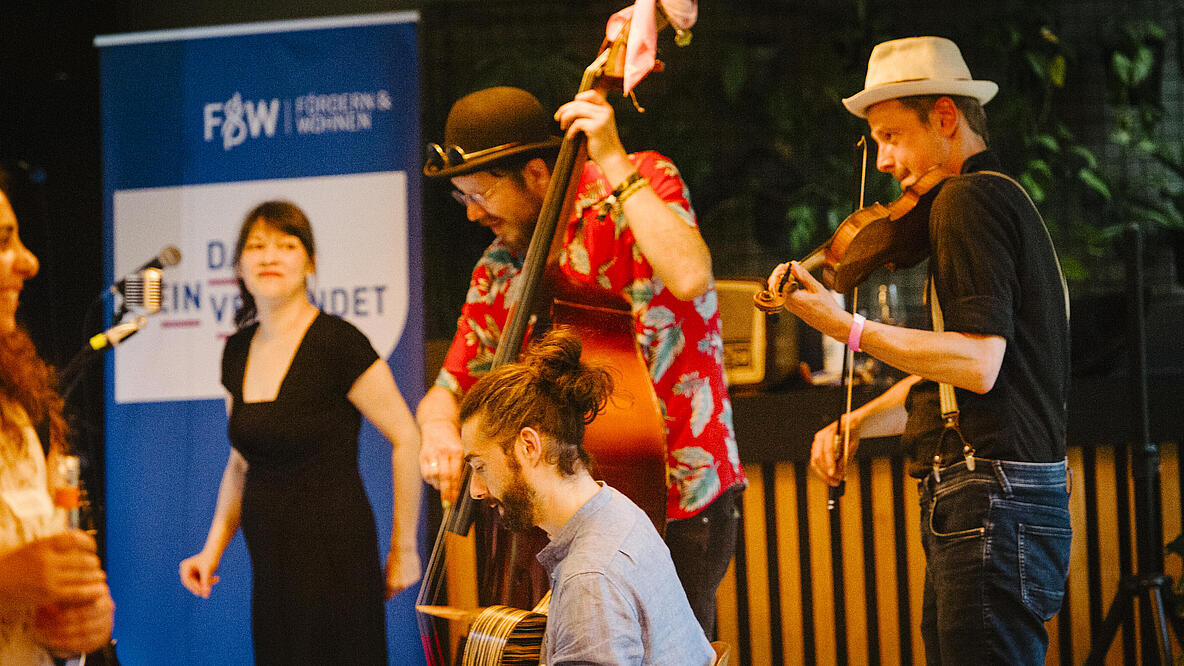 Eine Band spielt Musik 