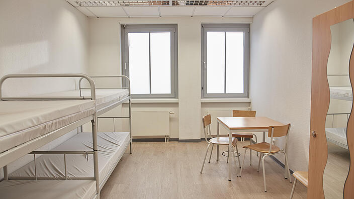 Ein Zimmer im Winternotprogramm mit Stockbetten