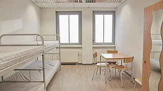 Ein Zimmer im Winternotprogramm mit Stockbetten