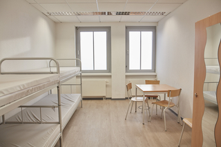 Ein Zimmer im Winternotprogramm mit Stockbetten