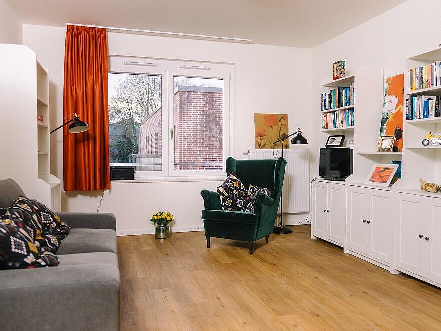Ein wohnliches Zimmer mit einem großen Sessel 