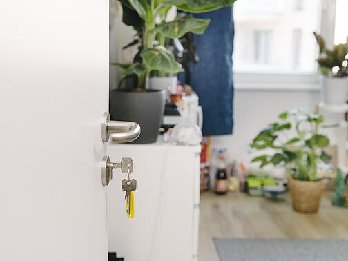 Ein Schlüssel steckt in einem Türschloss