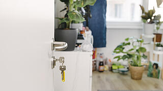 Ein Schlüssel steckt in einem Türschloss