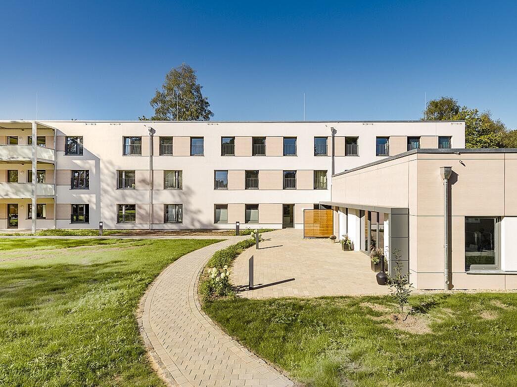 Ein Wohnhaus im Sonnenschein
