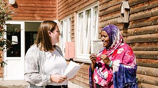 Eine Frau redet mit einer Sozialarbeiterin