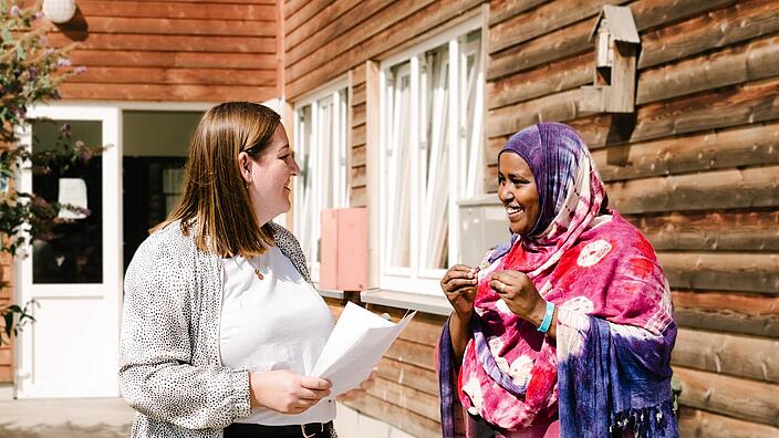 Eine Frau redet mit einer Sozialarbeiterin