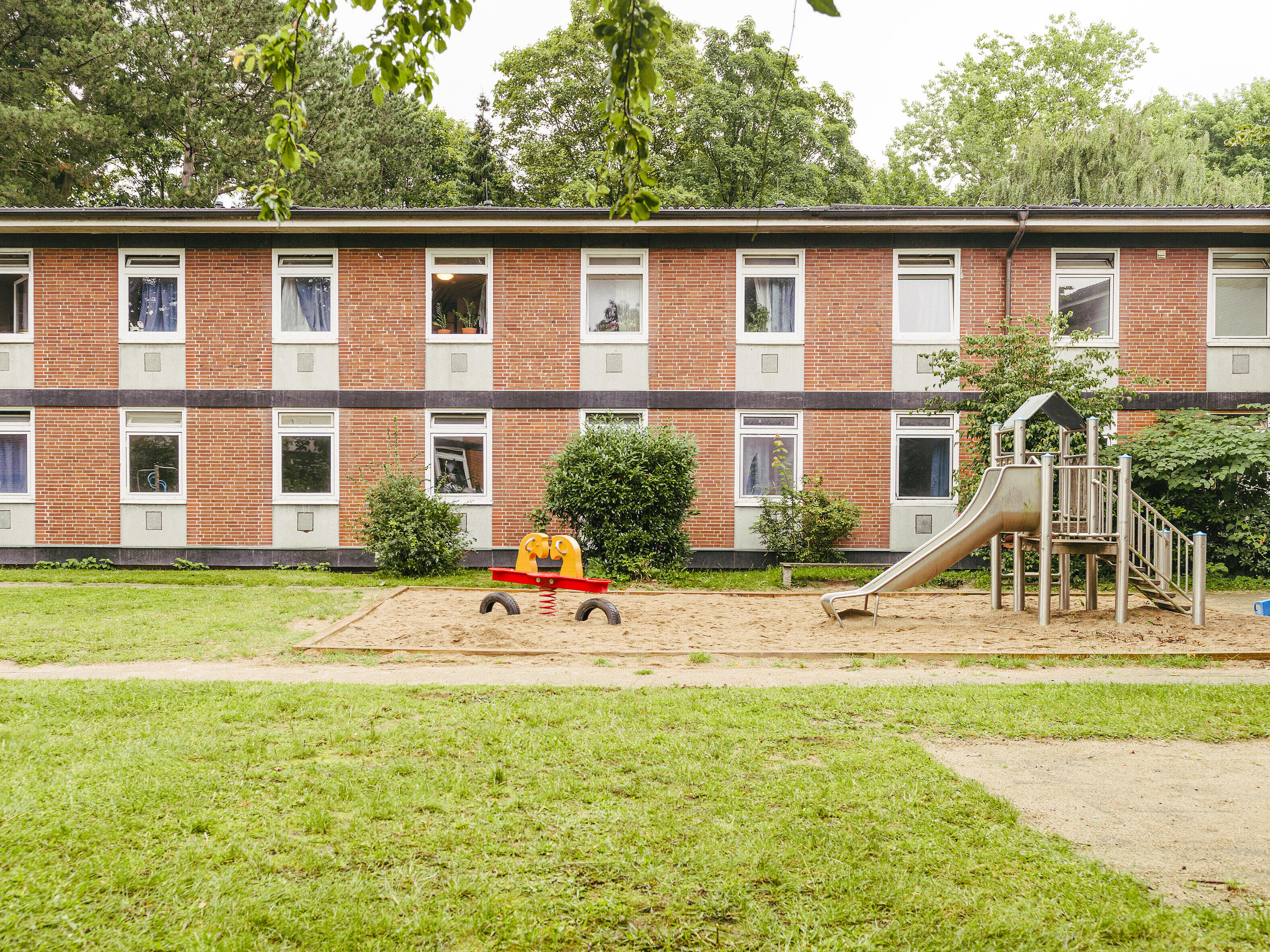 Ein altes Haus mit Spielplatz