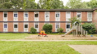Ein altes Haus mit Spielplatz