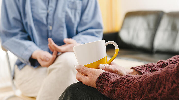 Eine Hand hält eine Tasse