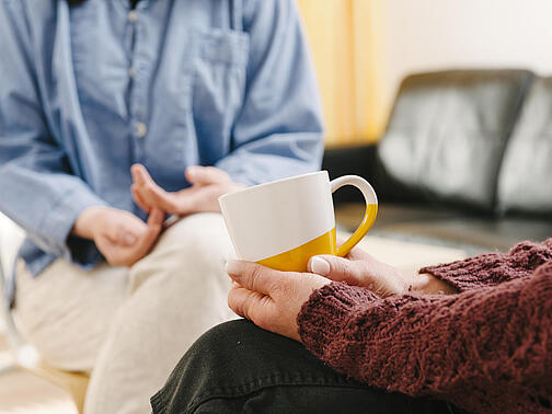 Eine Hand hält eine Tasse