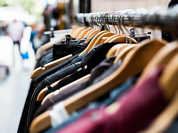 Bunte Kleidung auf Kleiderbügeln