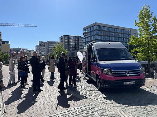 Medienvertreter:innen dokumentieren die Eröffnung des Streetwork-Mobils von F&W 