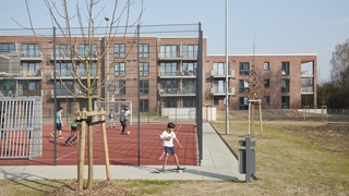 Ein Kind spielt Fußball auf dem Gelände