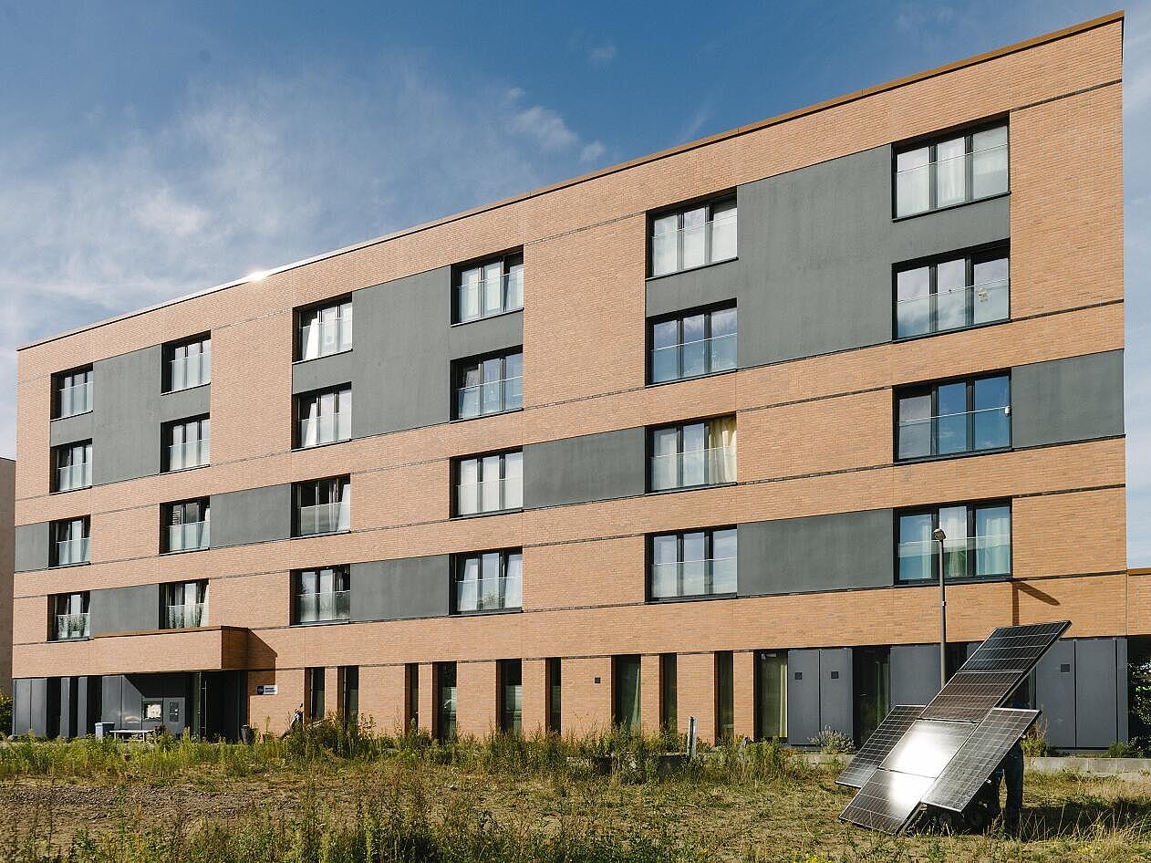 Das Haus des Treffpunktes ist von außen hell braun. 