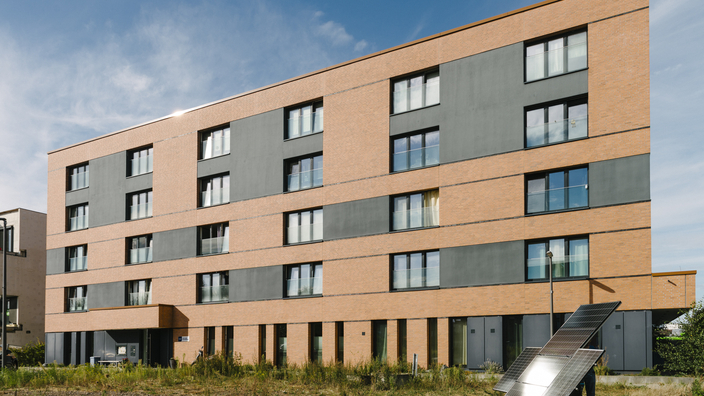 Das Haus des Treffpunktes ist von außen hell braun. 