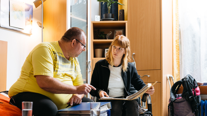 Ein Mann und eine Frau erhalten sich. 
