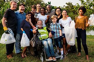 Eine Gruppe Freiwilliger mit Müllsäcken