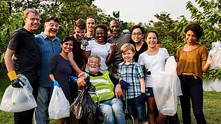 Eine Gruppe Freiwilliger mit Müllsäcken