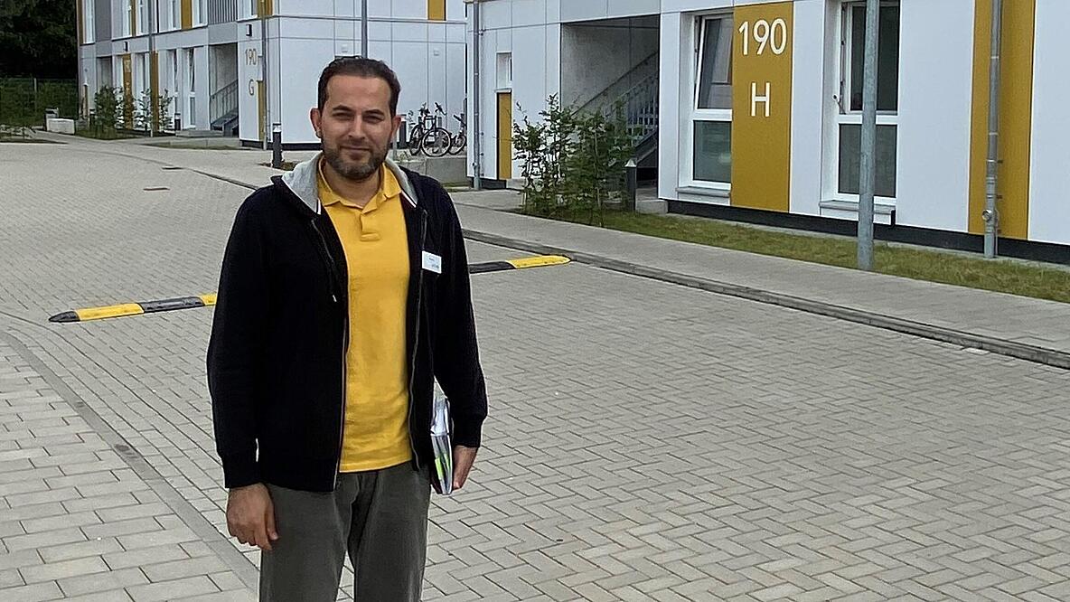 Der Mitarbeiter vor einer Unterkunft 