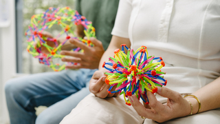 Hände mit einem Ball