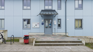 Die Tür zu einem Verwaltungsgebäude