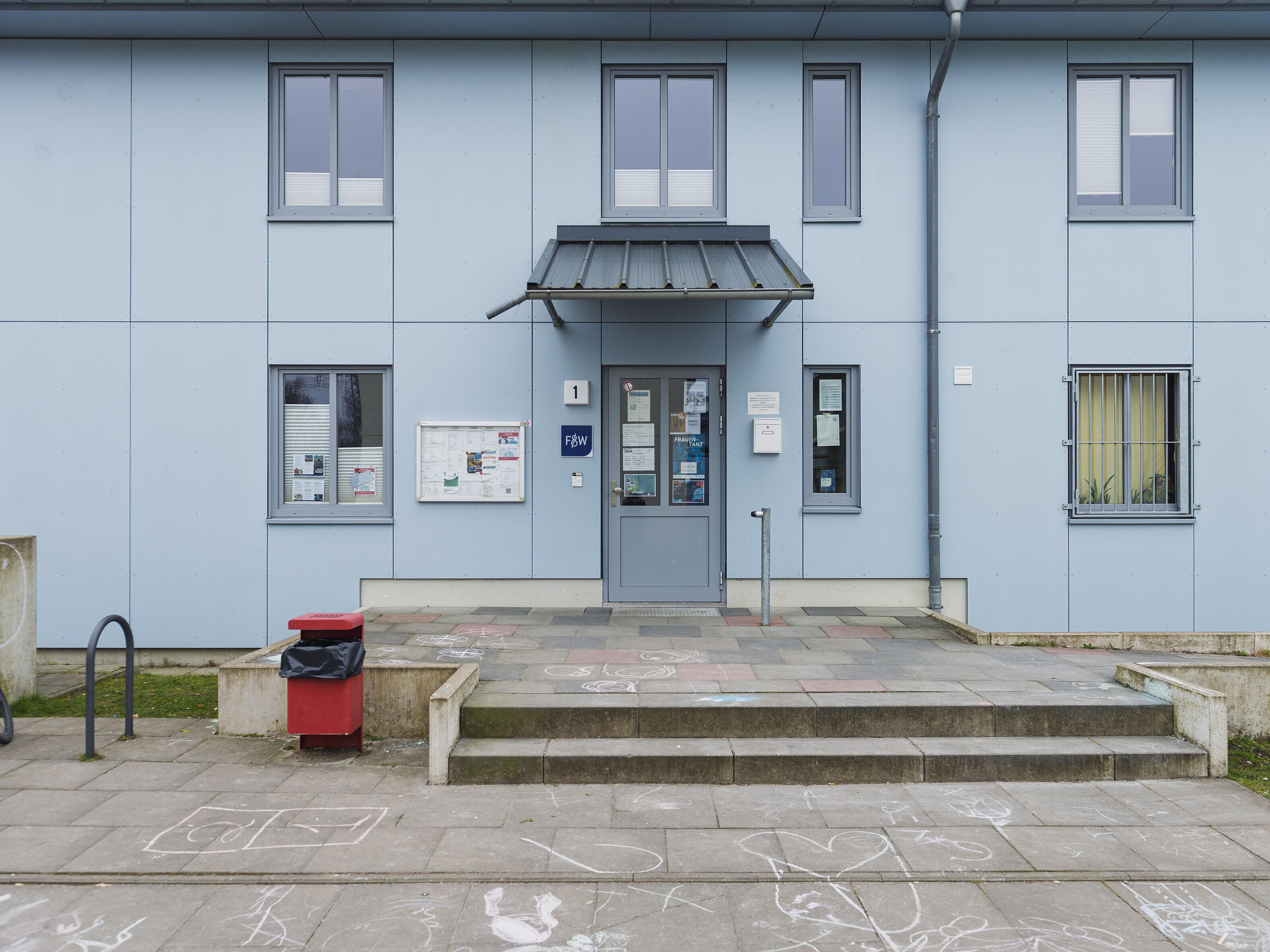 Die Tür zu einem Verwaltungsgebäude