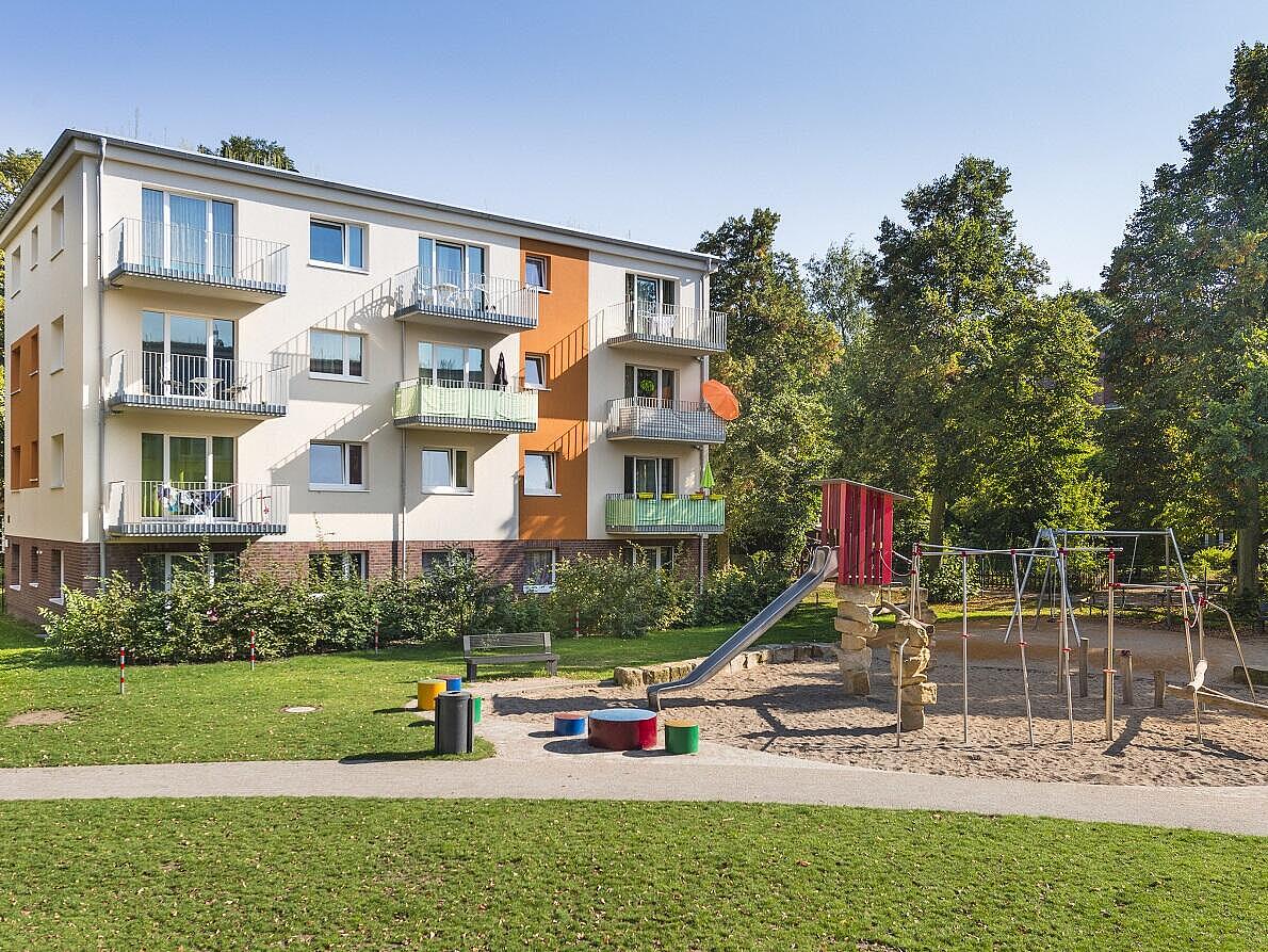 Ein gelb-weißes Mehrfamilienhaus