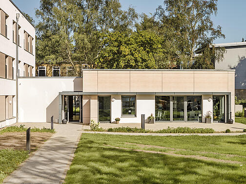 Das Haus des Treffs ist ein flaches Gebäude und sehr neu gebaut. 