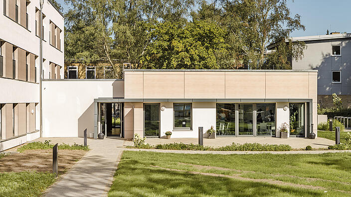 Das Haus des Treffs ist ein flaches Gebäude und sehr neu gebaut. 