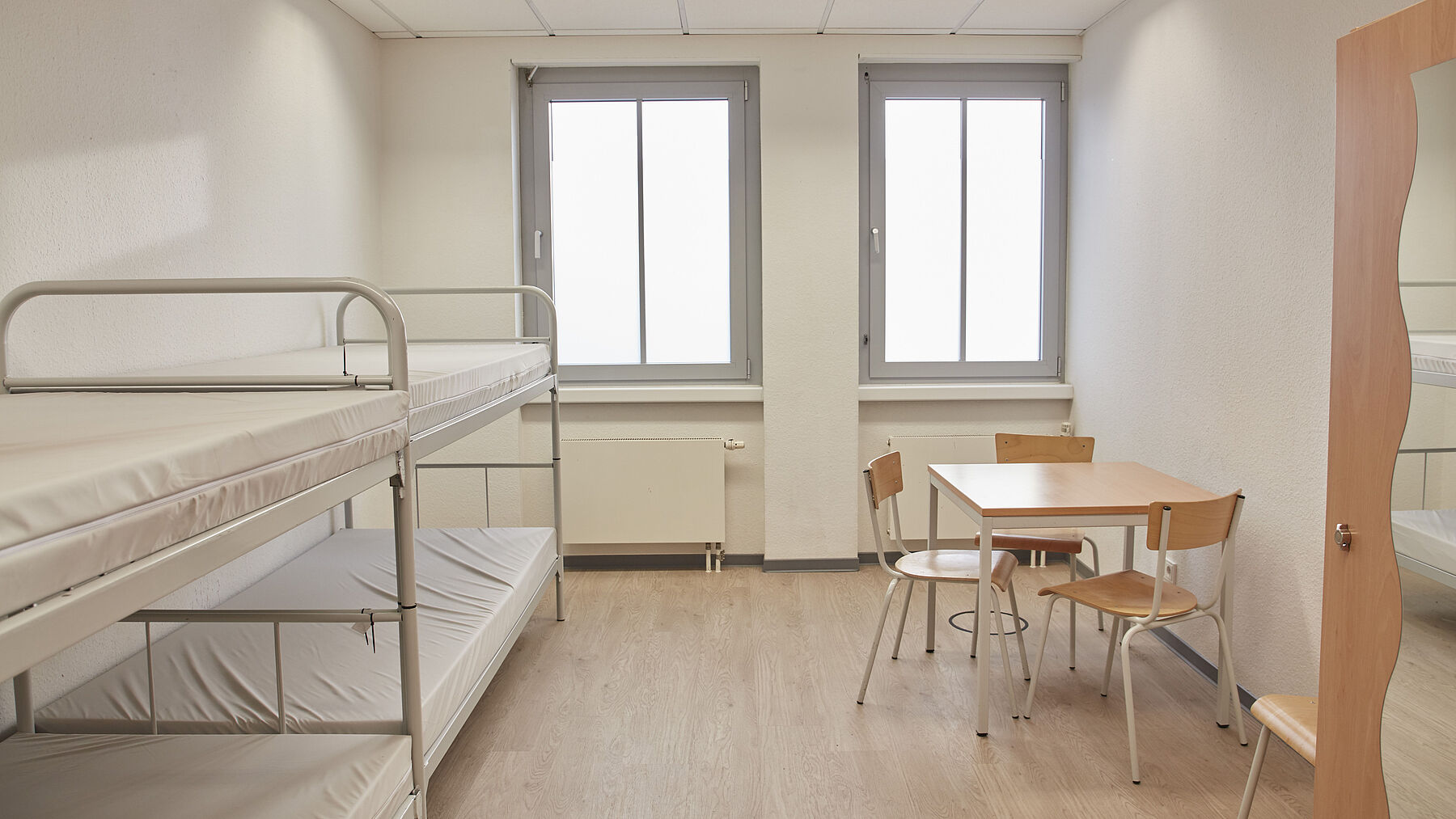 Ein Blick auf ein Zimmer mit Stockbetten
