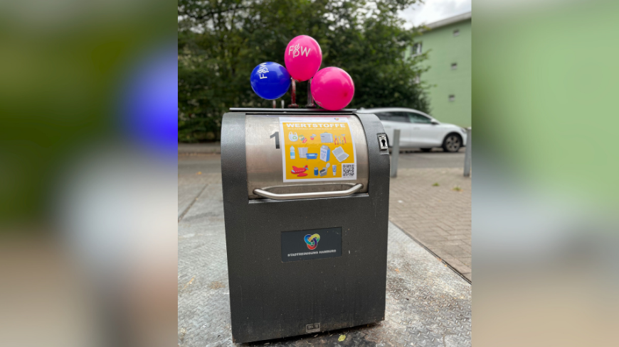 Mülleimer mit Luftballons 