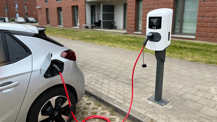 E-Auto lädt an der Ladesäule auf.