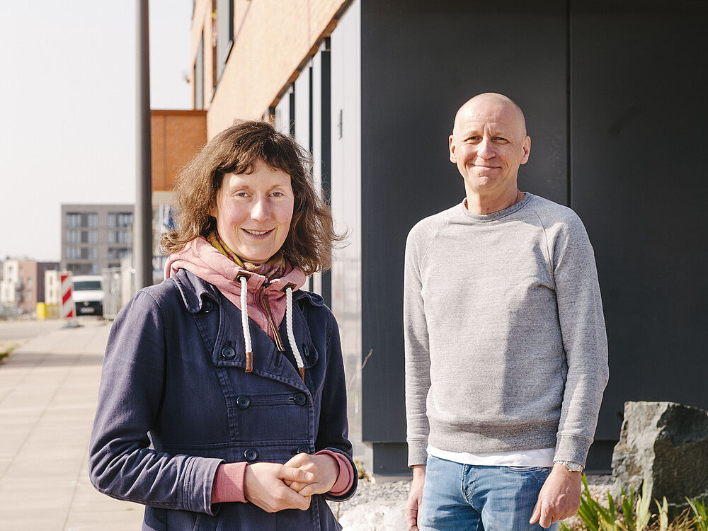 2 Mitarbeiter vor dem Treffpunkt