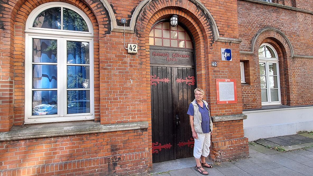 TeamleitungClaudia Fenn vor dem Helmuth-Hübener-Haus