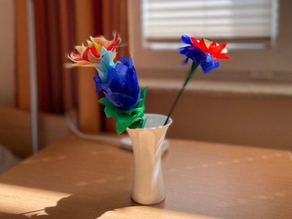 Schüler:innen aus der gegenüberliegenden Schule haben Blumen gebastelt, die die neuen Bewohnerinnen und Bewohner begrüßen.