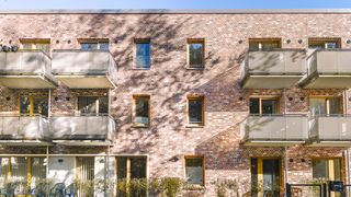 Neubau in der Sonne mit Balkonen