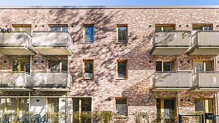 Neubau in der Sonne mit Balkonen