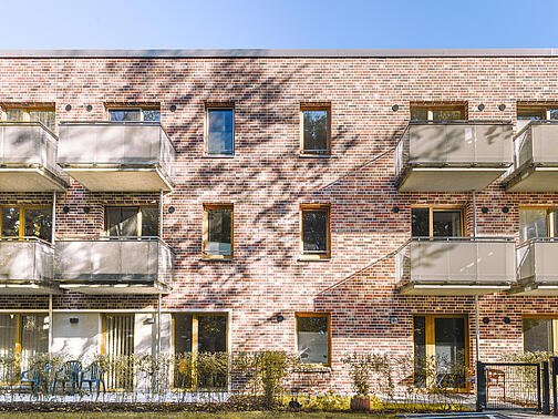 Neubau in der Sonne mit Balkonen 