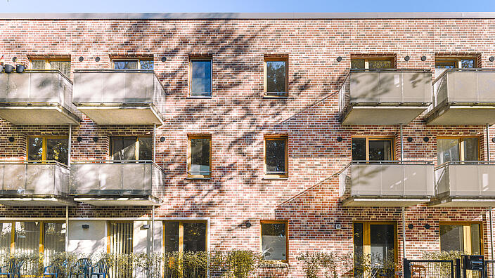 Neubau in der Sonne mit Balkonen 